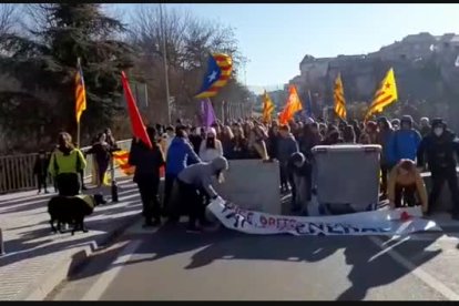 Els piquets tornen a tallar l'N-260 a la Seu d'Urgell
