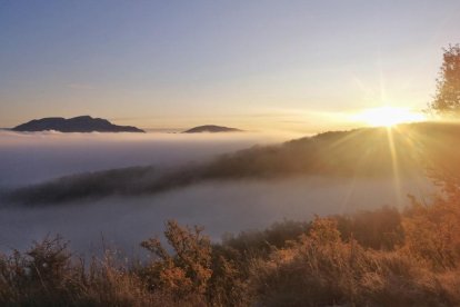 Les fulles cauen, arriba la boira i comença a fer fred.