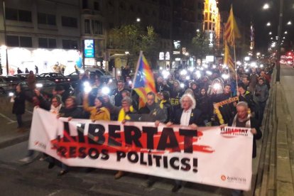En Lleida, centenares de personas han protestado ante la delegación del Gobierno del Estado en Lleida
