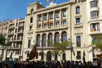 Concejales de ERC descuelgan la bandera española de la Paeria