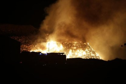 El suceso hace dibujar un mar de fuego en plena noche.