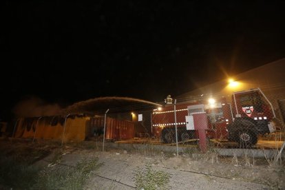 El suceso hace dibujar un mar de fuego en plena noche.