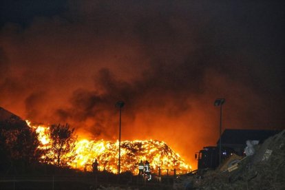 El suceso hace dibujar un mar de fuego en plena noche.