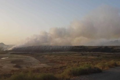 El suceso hace dibujar un mar de fuego en plena noche.
