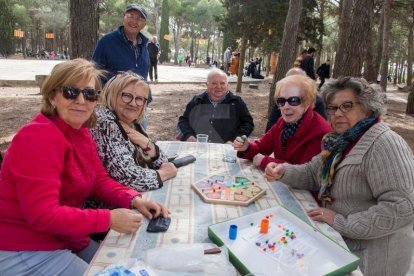 Centenares de leridanos despiden la Semana Santa en las zonas de picnic y de barbacoas.