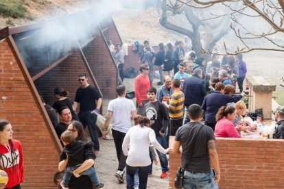 Centenares de leridanos despiden la Semana Santa en las zonas de picnic y de barbacoas.