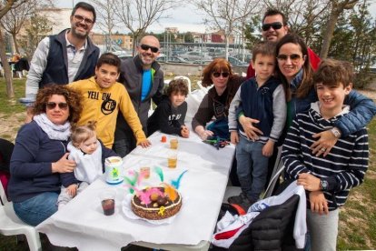 Centenares de leridanos despiden la Semana Santa en las zonas de picnic y de barbacoas.