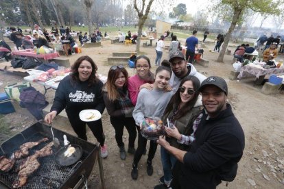 Centenares de leridanos despiden la Semana Santa en las zonas de picnic y de barbacoas.