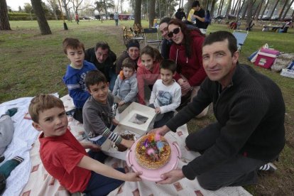 Centenares de leridanos despiden la Semana Santa en las zonas de picnic y de barbacoas.