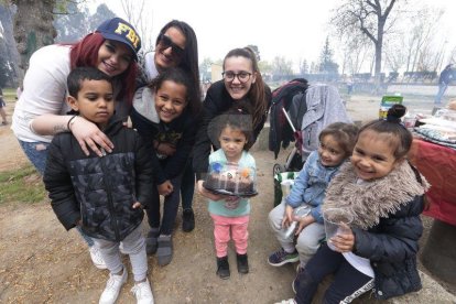 Centenares de leridanos despiden la Semana Santa en las zonas de picnic y de barbacoas.