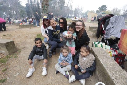 Centenares de leridanos despiden la Semana Santa en las zonas de picnic y de barbacoas.