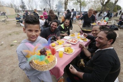 Centenares de leridanos despiden la Semana Santa en las zonas de picnic y de barbacoas.