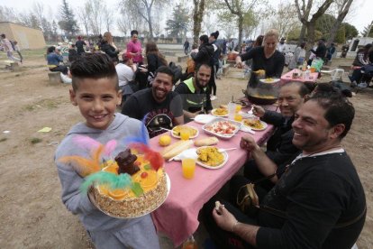 Centenares de leridanos despiden la Semana Santa en las zonas de picnic y de barbacoas.