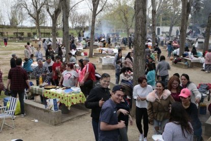 Centenares de leridanos despiden la Semana Santa en las zonas de picnic y de barbacoas.