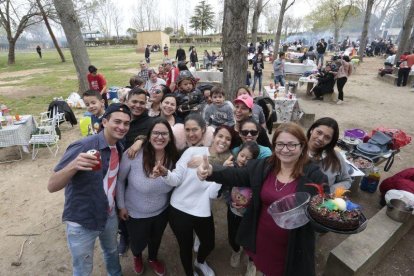 Centenares de leridanos despiden la Semana Santa en las zonas de picnic y de barbacoas.