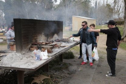 Centenares de leridanos despiden la Semana Santa en las zonas de picnic y de barbacoas.