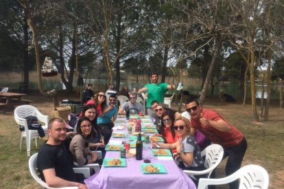 Centenares de leridanos despiden la Semana Santa en las zonas de picnic y de barbacoas.