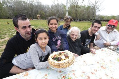 Centenares de leridanos despiden la Semana Santa en las zonas de picnic y de barbacoas.