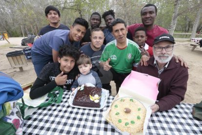 Centenares de leridanos despiden la Semana Santa en las zonas de picnic y de barbacoas.