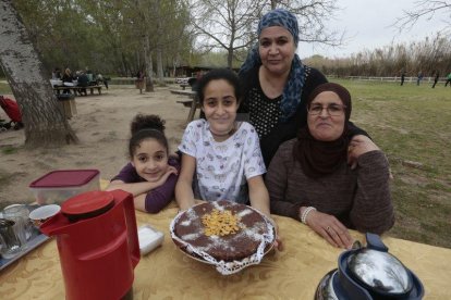 Centenares de leridanos despiden la Semana Santa en las zonas de picnic y de barbacoas.