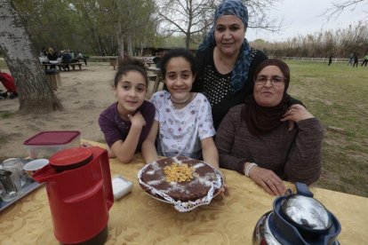 Centenares de leridanos despiden la Semana Santa en las zonas de picnic y de barbacoas.