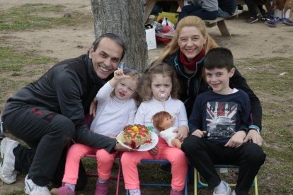 Centenares de leridanos despiden la Semana Santa en las zonas de picnic y de barbacoas.