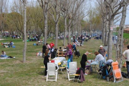 Centenares de leridanos despiden la Semana Santa en las zonas de picnic y de barbacoas.