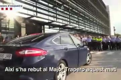 Ovació a Trapero a l'arribar al quarter