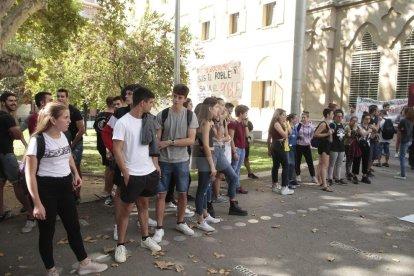Unas 300 personas se han concentrado ante del Rectorado y han ido hasta la subdelegación del Gobierno