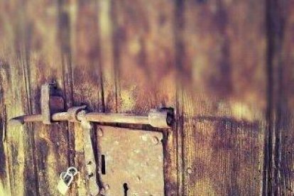 El pom d'una porta, una abella en una flor, una mà,...
