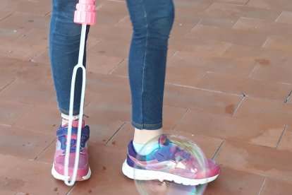 El pom d'una porta, una abella en una flor, una mà,...