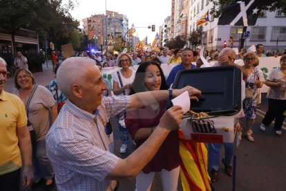 Desde la plaza Ricard Viñes hasta la plaza del CAP de Cappont, que en las próximas semanas será renombrada como 'De l'1 d'Octubre'.

En actualización...