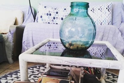 El pom d'una porta, una abella en una flor, una mà,...