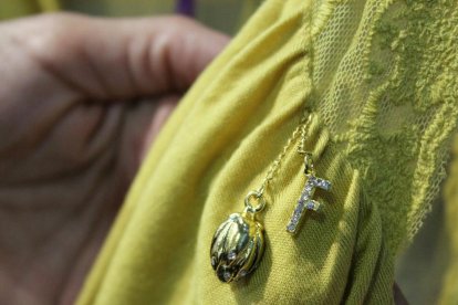 El pom d'una porta, una abella en una flor, una mà,...