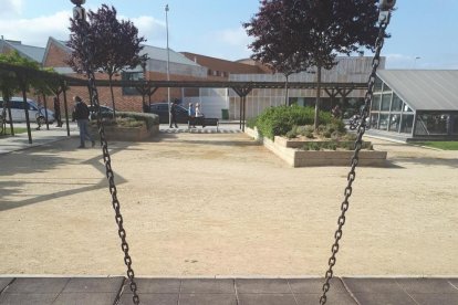 El pom d'una porta, una abella en una flor, una mà,...