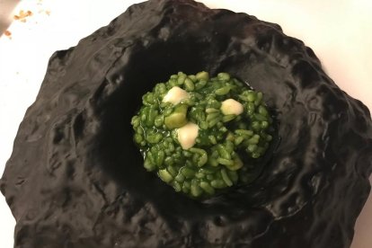 El pom d'una porta, una abella en una flor, una mà,...