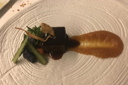 El pom d'una porta, una abella en una flor, una mà,...