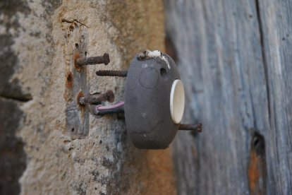 El pom d'una porta, una abella en una flor, una mà,...