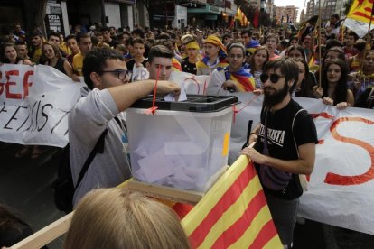 La manifestació d'estudiants ha reunit unes 2.000 persones.