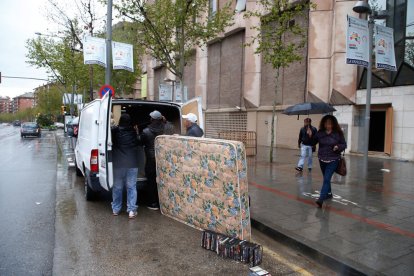 Uns okupes marxen d'un edifici de Lleida en una imatge d'arxiu.
