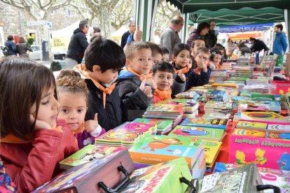 Rosas y libros llenan las calles de Lleida