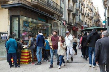 Rosas y libros llenan las calles de Lleida