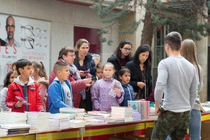 Rosas y libros llenan las calles de Lleida