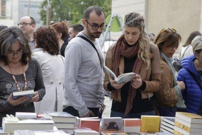 Rosas y libros llenan las calles de Lleida