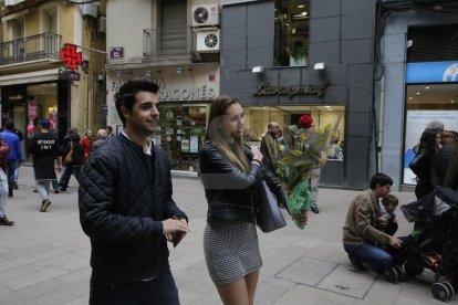 Rosas y libros llenan las calles de Lleida