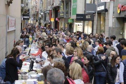 Rosas y libros llenan las calles de Lleida