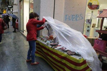 Rosas y libros llenan las calles de Lleida