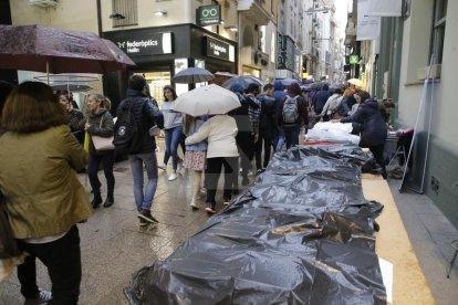 Rosas y libros llenan las calles de Lleida