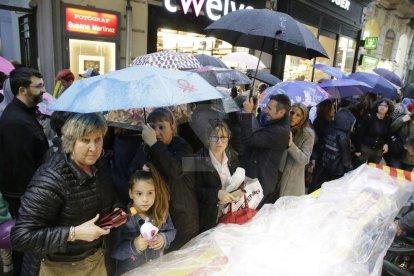 Rosas y libros llenan las calles de Lleida