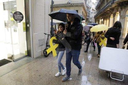 Rosas y libros llenan las calles de Lleida